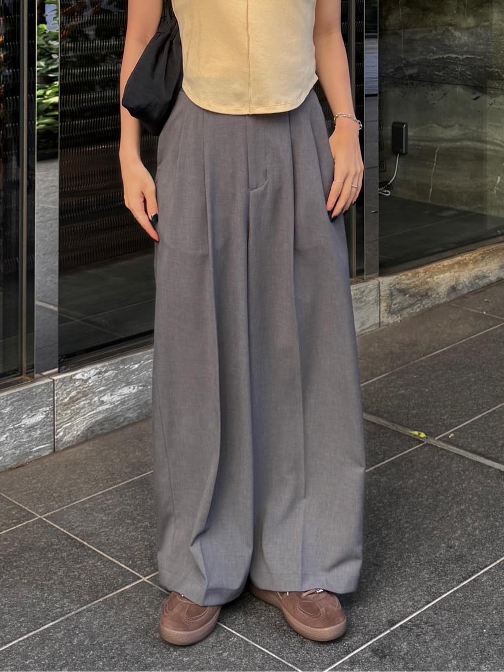omaさんの「THE SHOP TK｜【きれいめもカジュアルもお任せ】2タックワイドパンツ【セットアップ可】」を使ったコーディネート