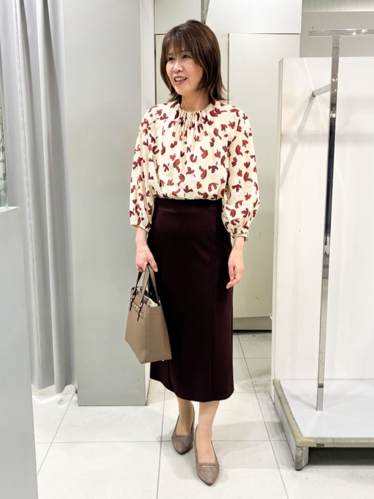 たみちゃんさんの「Reflect｜【ジャケットのインナーにおすすめ◎】花柄タックデザインブブラウス」を使ったコーディネート