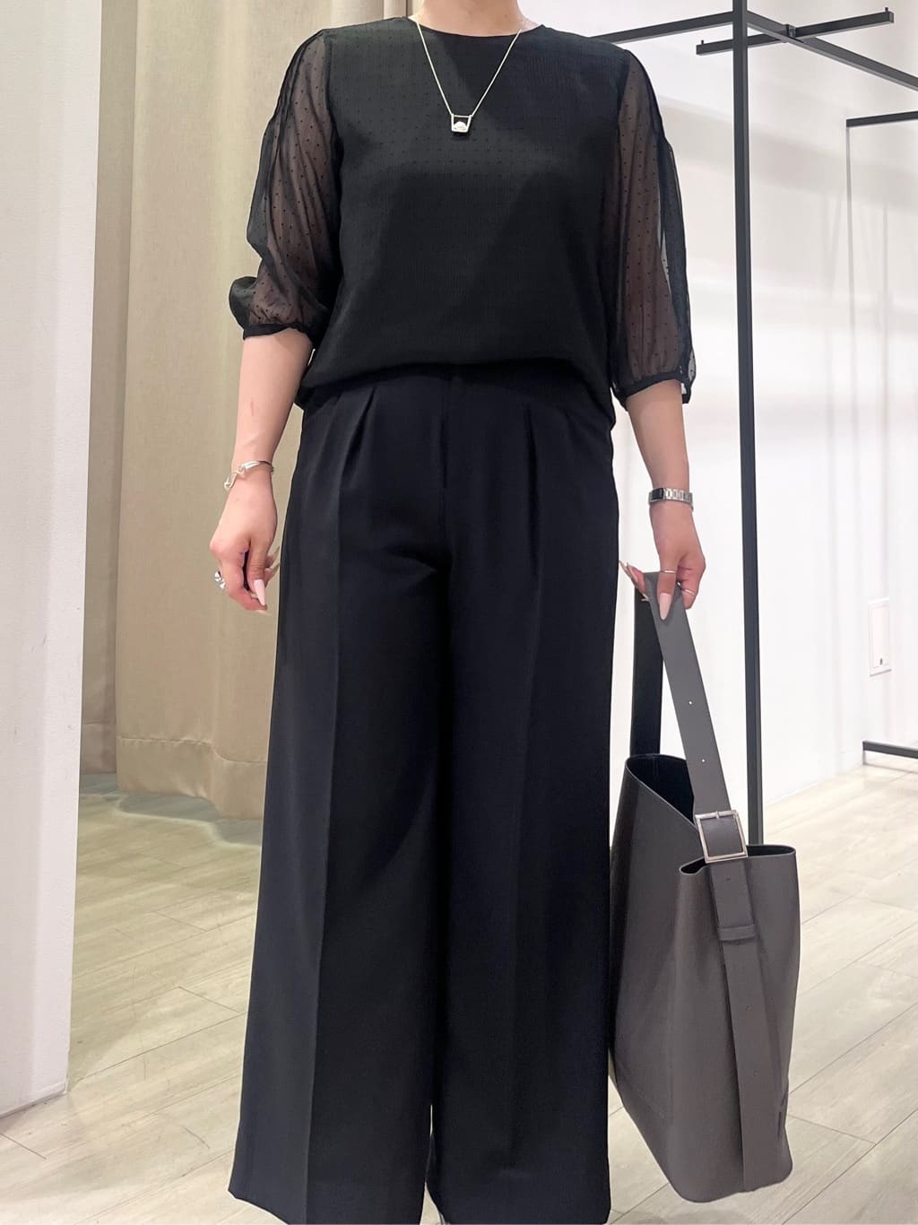 hasuさんの「INDIVI｜フロッキードットブラウス」を使ったコーディネート