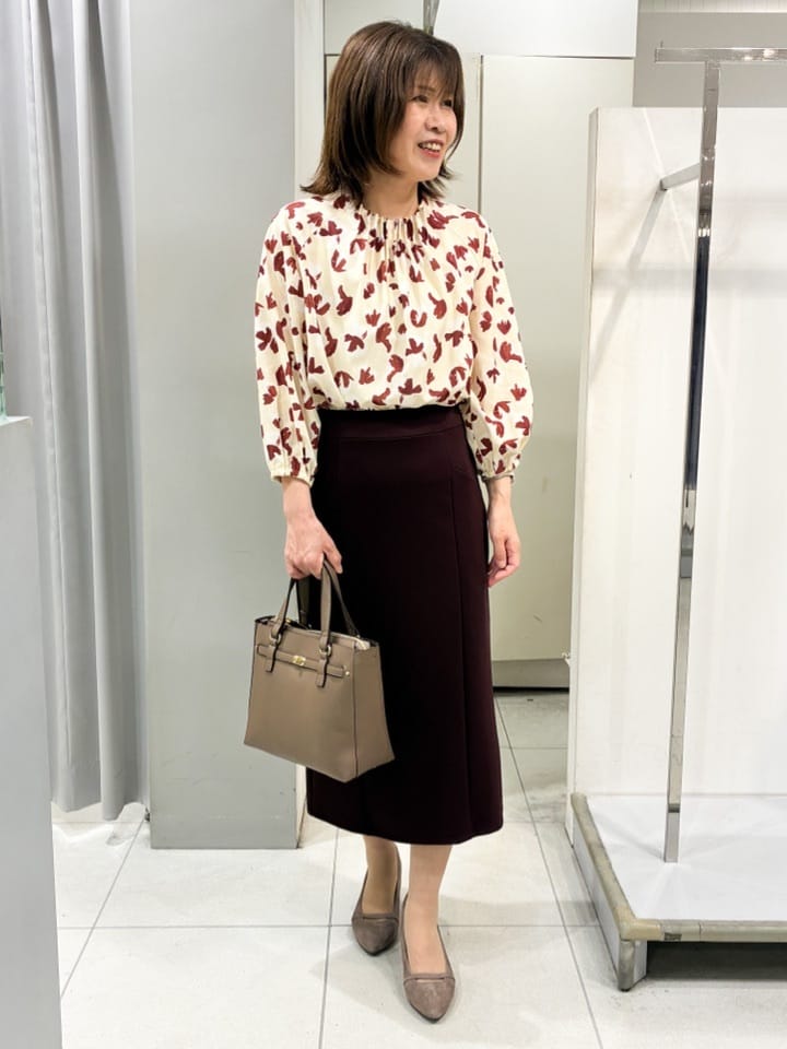 たみちゃんさんの「Reflect｜【ジャケットのインナーにおすすめ◎】花柄タックデザインブブラウス」を使ったコーディネート