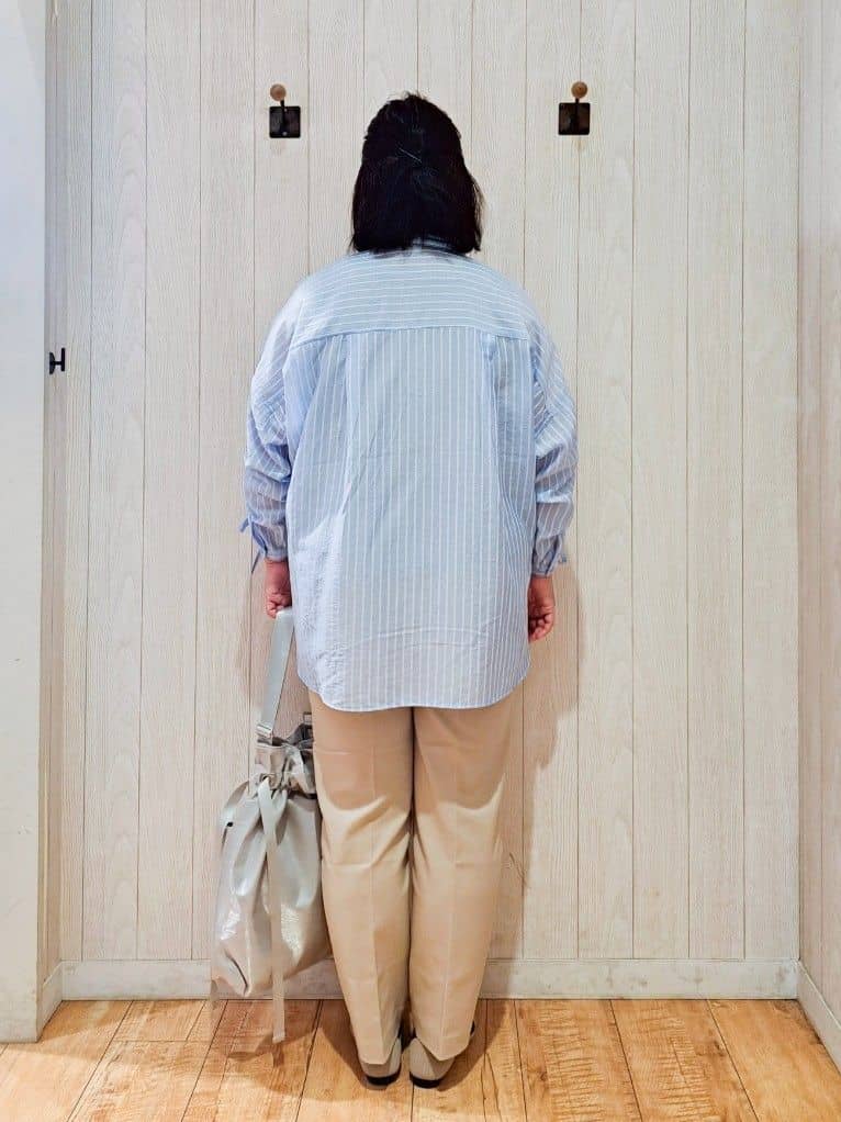 kotomiさんの「SHOO･LA･RUE｜【S-LL】程よい透け感 ストライプ柄 お袖ギャザーデザインシャツ」を使ったコーディネート