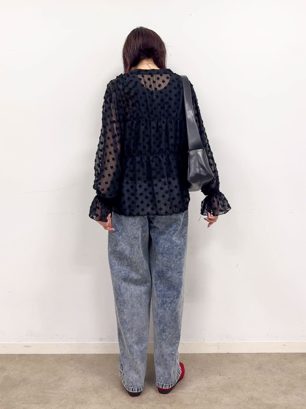 𝐜𝐡𝐢𝐤𝐚さんの「SHOO･LA･RUE｜華やかにさをプラスする シアードビー シャーリングブラウス」を使ったコーディネート
