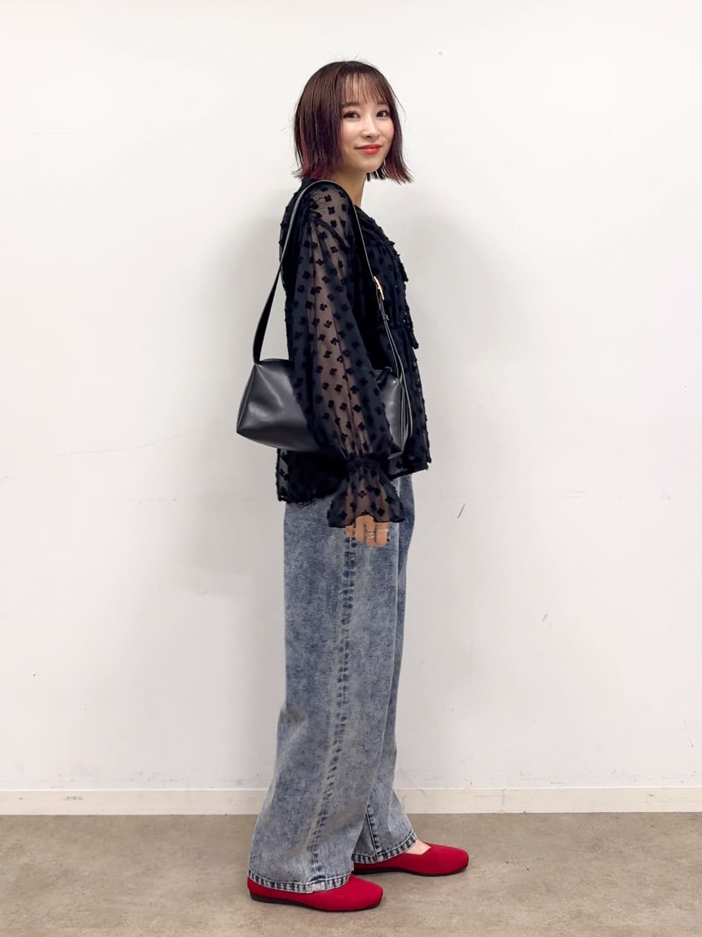 𝐜𝐡𝐢𝐤𝐚さんの「SHOO･LA･RUE｜華やかにさをプラスする シアードビー シャーリングブラウス」を使ったコーディネート