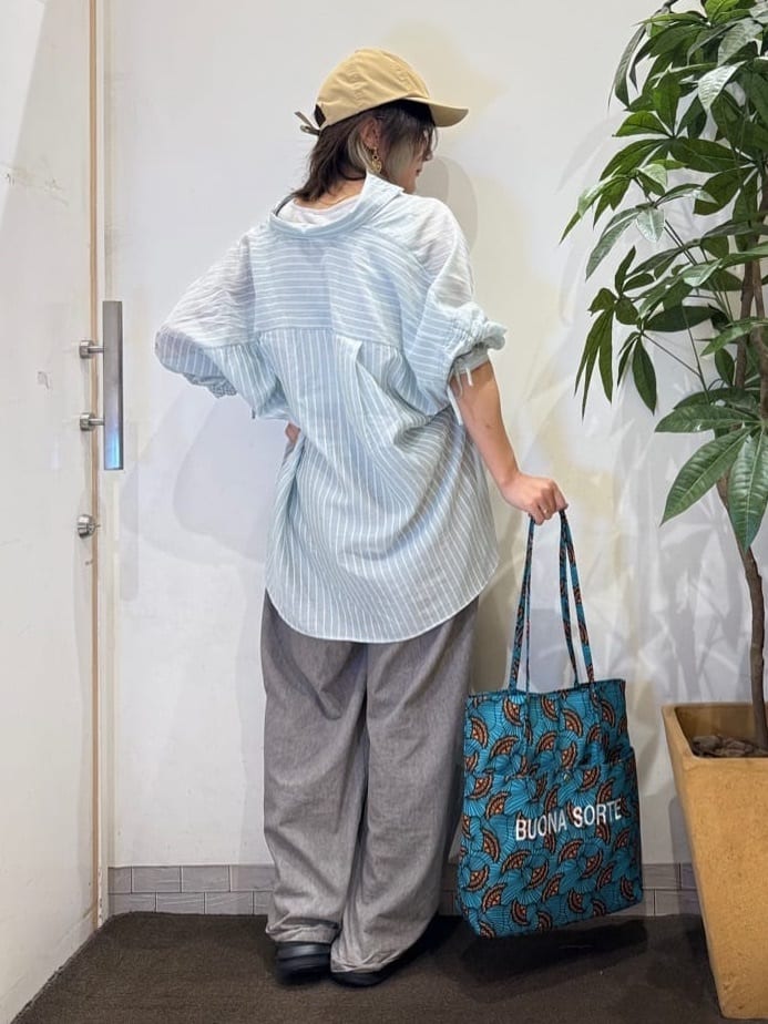 misakiさんの「SHOO･LA･RUE｜【S-LL】程よい透け感 ストライプ柄 お袖ギャザーデザインシャツ」を使ったコーディネート