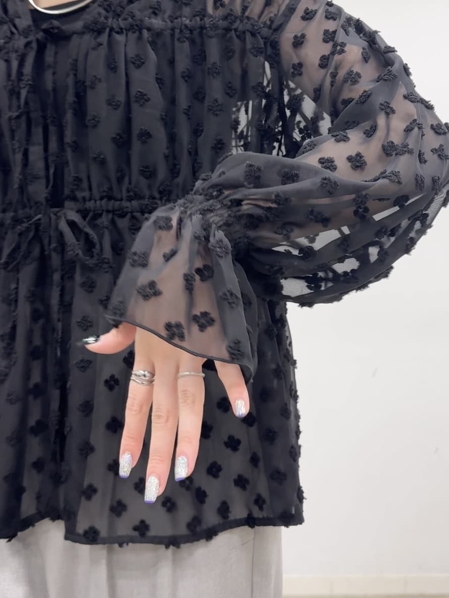 𝐜𝐡𝐢𝐤𝐚さんの「SHOO･LA･RUE｜華やかにさをプラスする シアードビー シャーリングブラウス」を使ったコーディネート