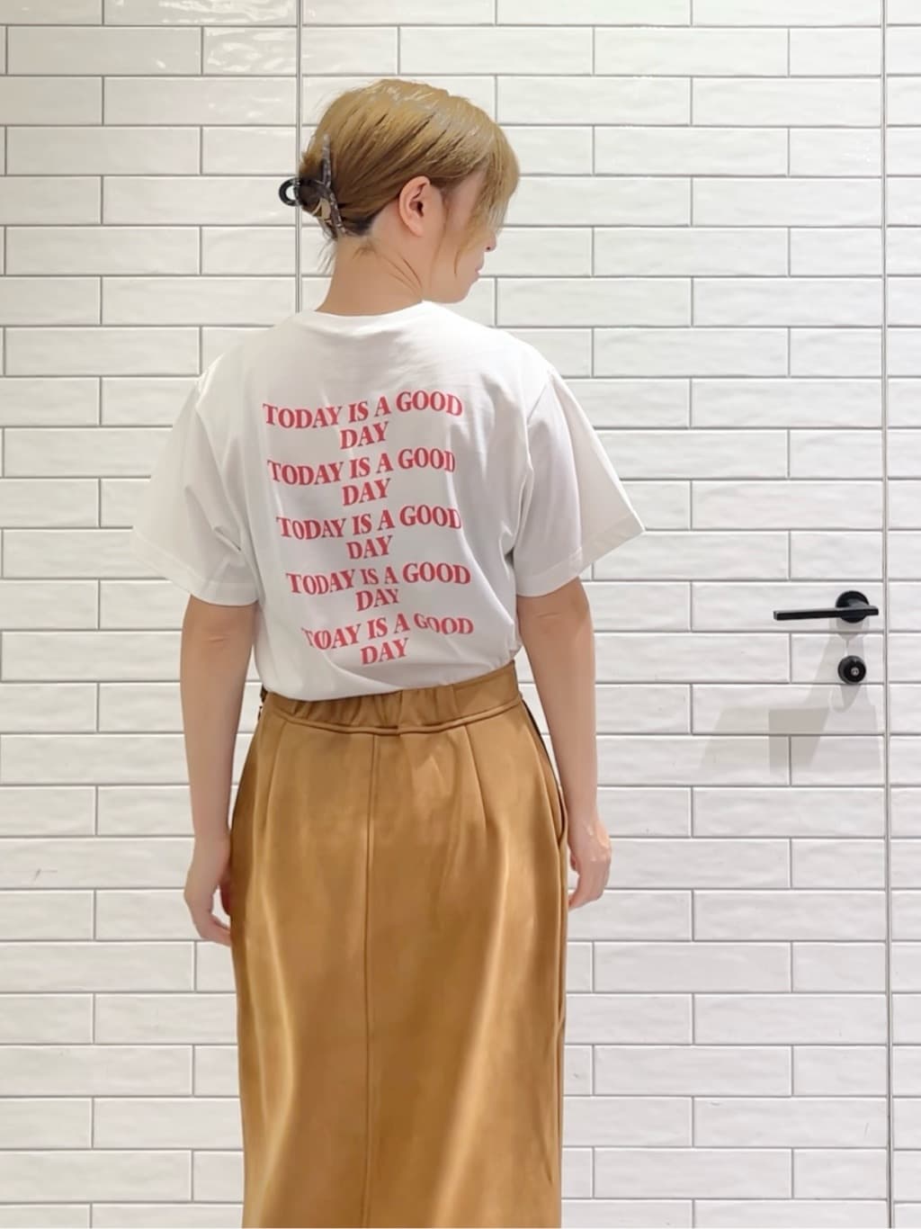 しおりさんの「OPAQUE.CLIP｜【Pontre Studio／ポンレストゥディオ】別注グラフィックTシャツ」を使ったコーディネート