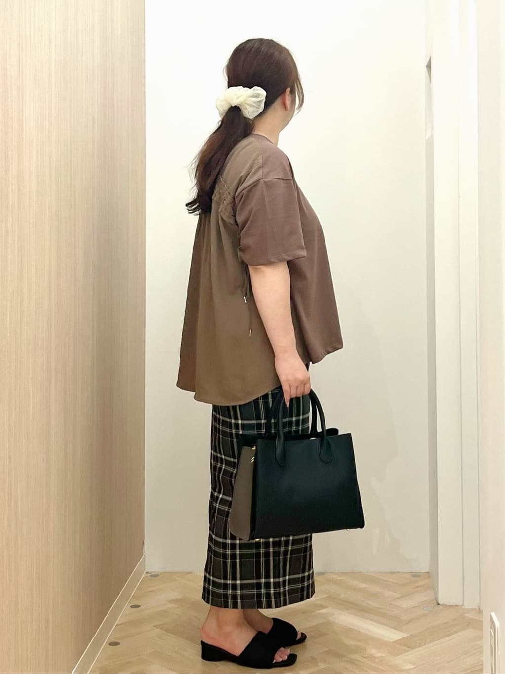 akariさんの「grove｜後ろ姿で魅せる　バックドロストシャーリングTシャツ」を使ったコーディネート