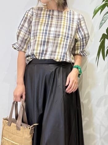 misakiさんの「SHOO･LA･RUE｜【S-LL/5分袖】お袖タックできれいに魅せる 大人のチェックブラウス」を使ったコーディネート
