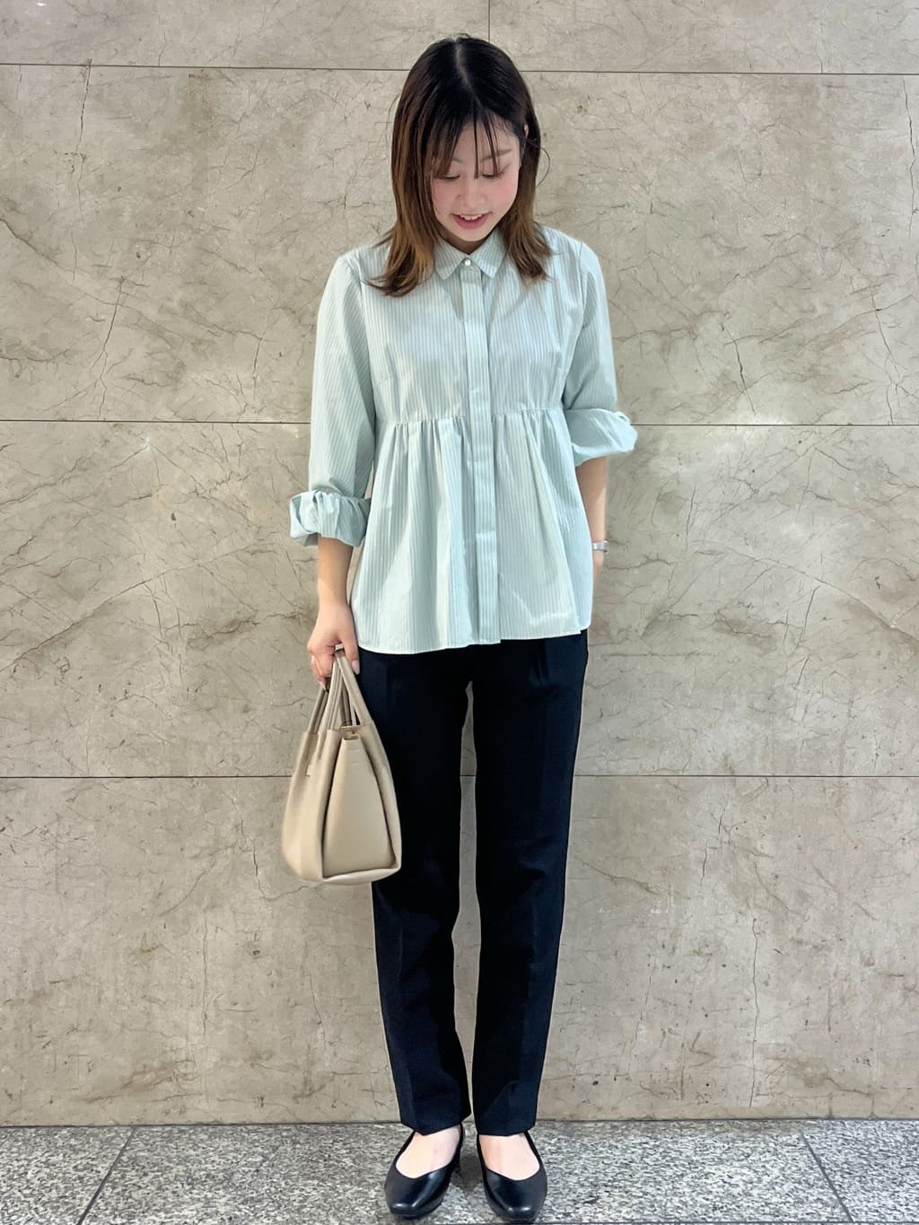 まひるさんの「index｜【抗菌防臭加工／生活防水】メタルパーツVフラットパンプス」を使ったコーディネート
