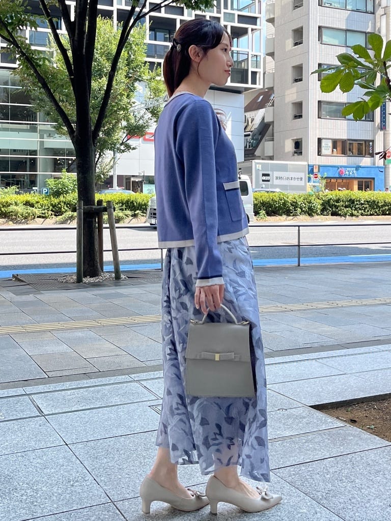 はばさんの「Couture brooch｜【高見え・通勤・大人可愛い】配色総針スカラカーディガン」を使ったコーディネート