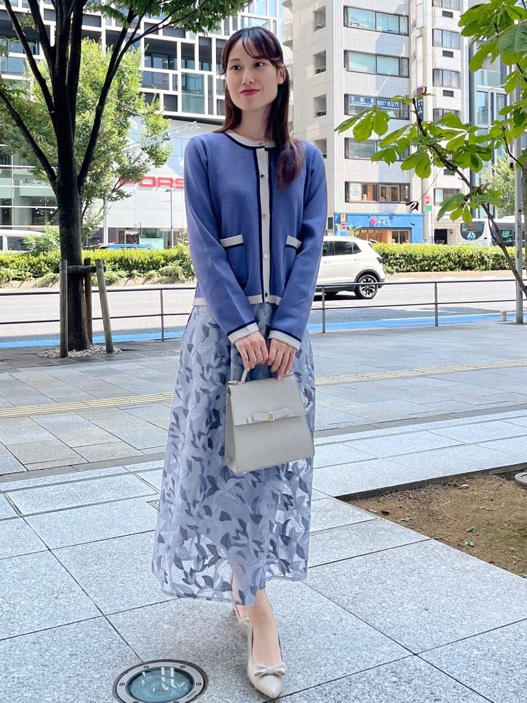 はばさんの「Couture brooch｜【高見え・通勤・大人可愛い】配色総針スカラカーディガン」を使ったコーディネート