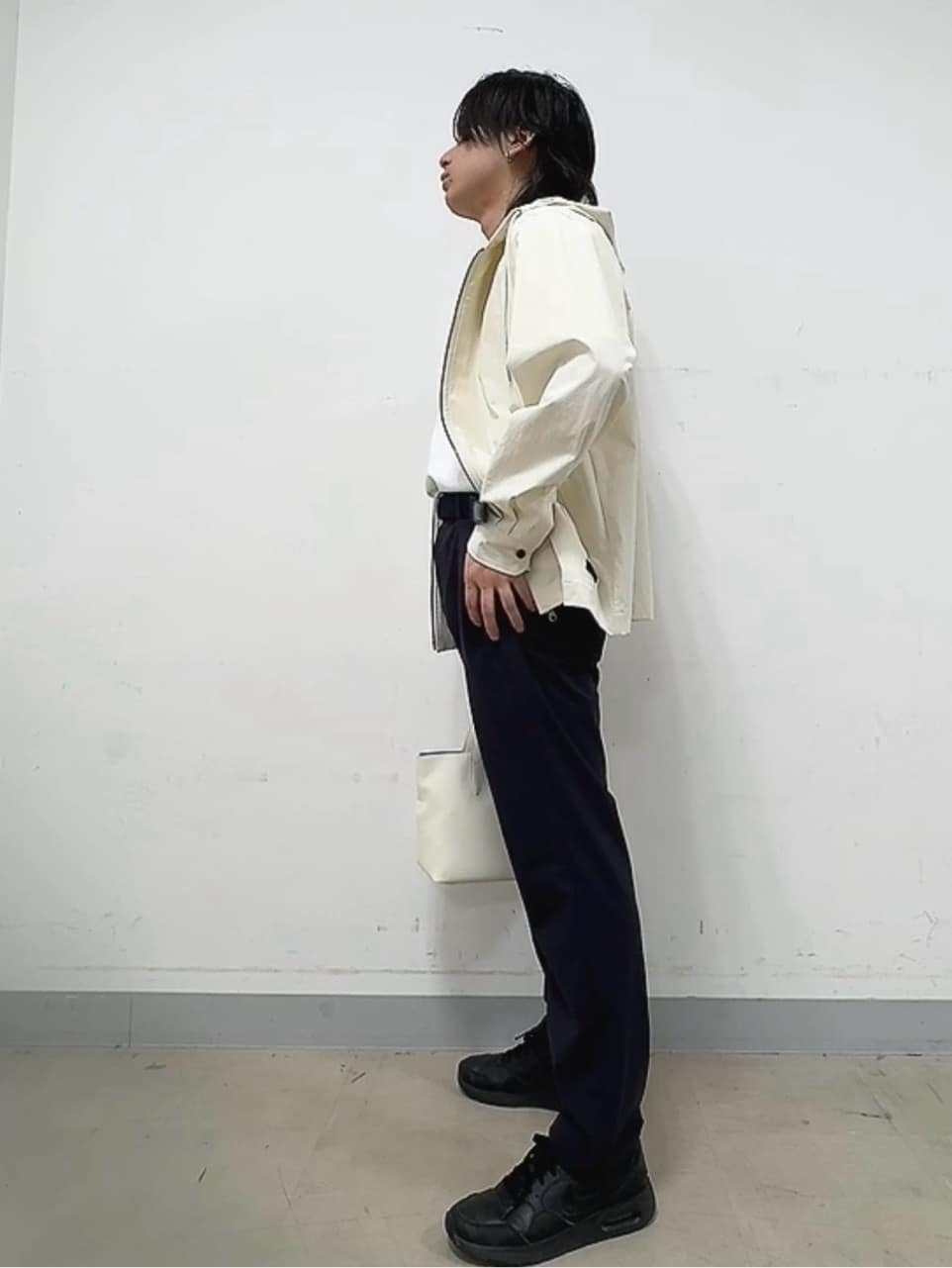 溝端佑太朗さんの「TAKEO KIKUCHI｜【3D ナイロン ストレッチ】ジップアップ フードブルゾン」を使ったコーディネート