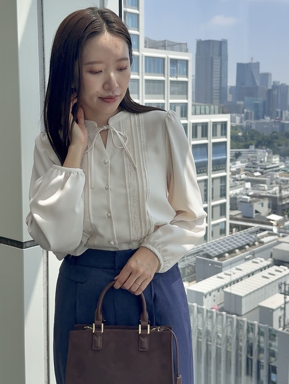 teiさんの「Couture brooch｜【大人可愛い・通勤】ピンタックレースブラウス」を使ったコーディネート
