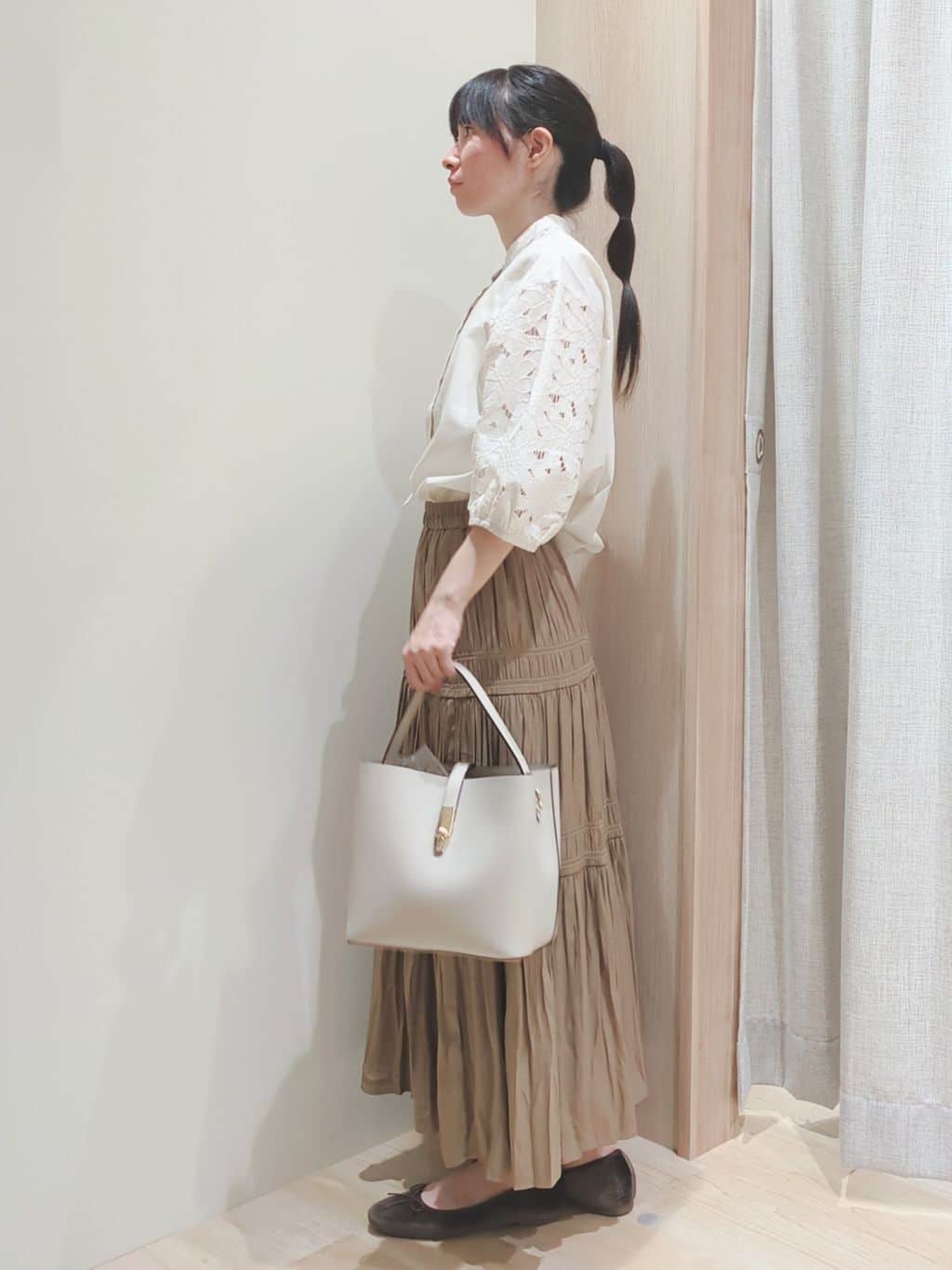 Yuiさんの「grove｜軽やかに体型カバーも叶う　シャーリングティアードスカート」を使ったコーディネート