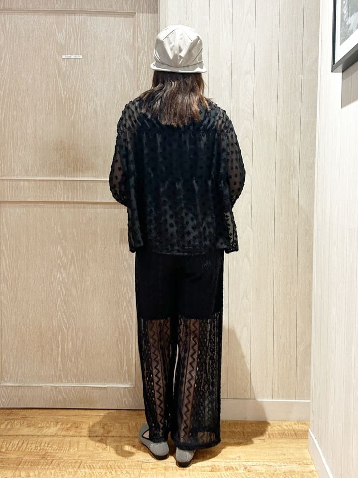 yukaさんの「SHOO･LA･RUE｜華やかにさをプラスする シアードビー シャーリングブラウス」を使ったコーディネート