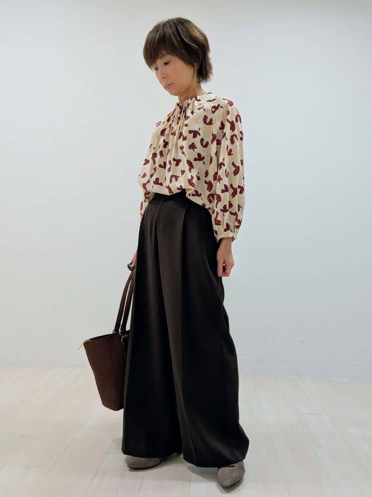 nishiさんの「Reflect｜【ジャケットのインナーにおすすめ◎】花柄タックデザインブブラウス」を使ったコーディネート