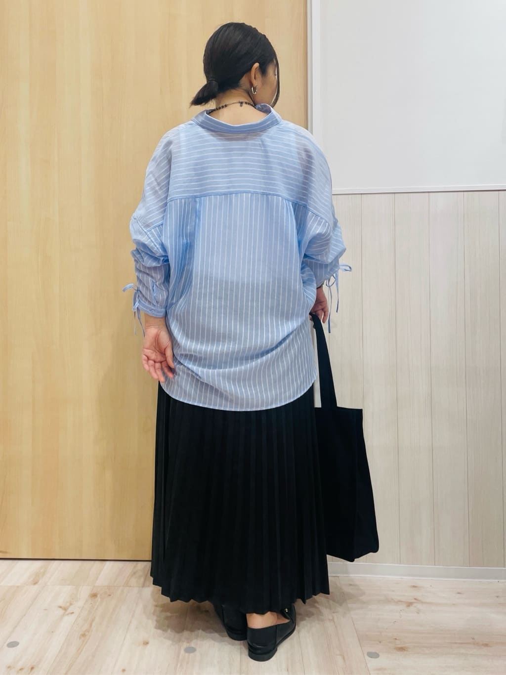 すーさんの「SHOO･LA･RUE｜【S-LL】程よい透け感 ストライプ柄 お袖ギャザーデザインシャツ」を使ったコーディネート
