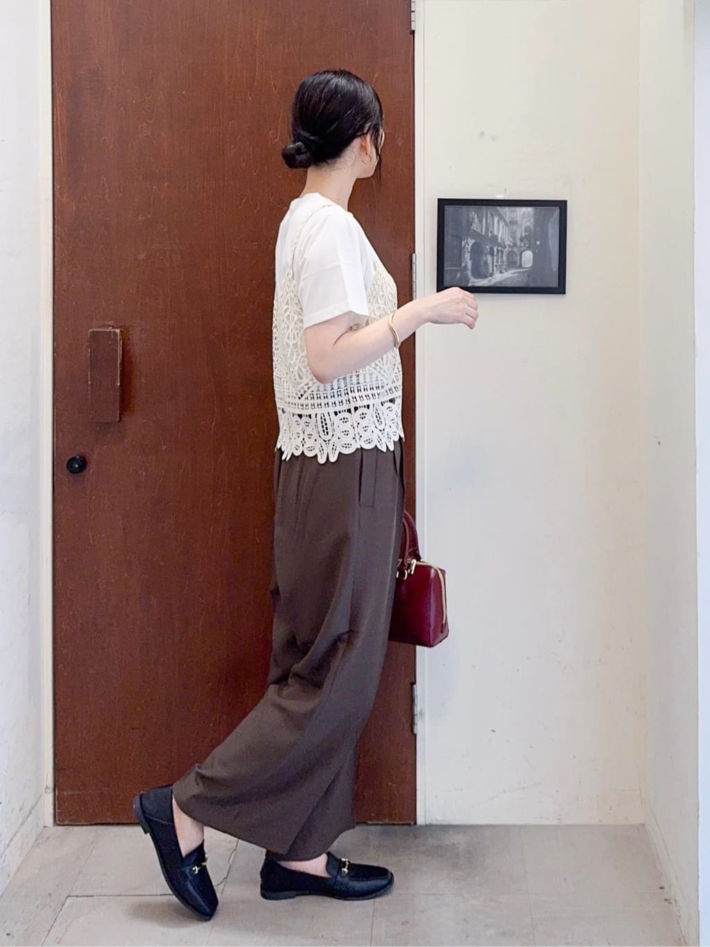 𝐇𝐢𝐫𝐨𝐦𝐢さんの「SHOO･LA･RUE｜【S-LL/セットアップ可/洗濯後しわになりにくい】きちんと見え タックワイドパンツ」を使ったコーディネート