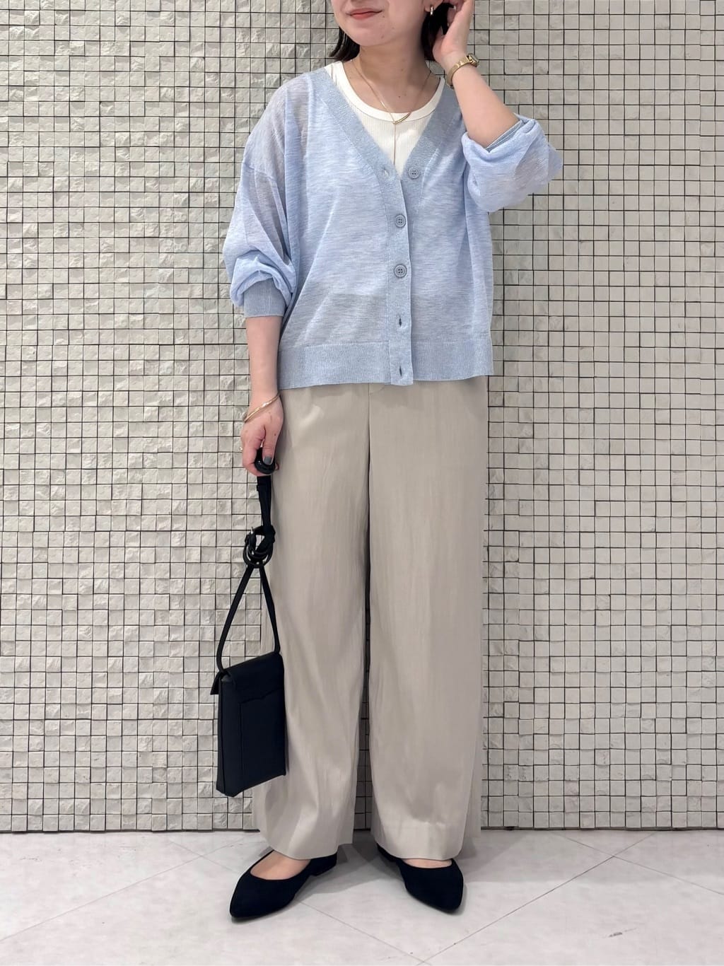 sakuさんの「INDIVI｜【程よいシアー素材/洗える】バイカラーラメカーディガン」を使ったコーディネート