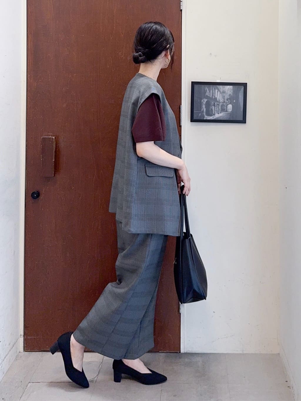 𝐇𝐢𝐫𝐨𝐦𝐢さんの「SHOO･LA･RUE｜【S-LL/セットアップ可/洗濯後しわになりにくい】ダブルベスト」を使ったコーディネート