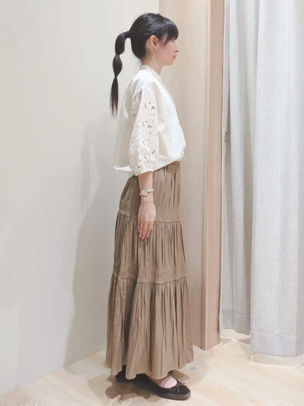 Yuiさんの「grove｜軽やかに体型カバーも叶う　シャーリングティアードスカート」を使ったコーディネート