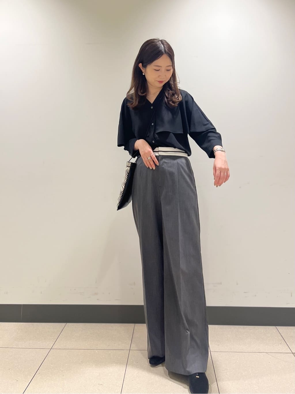 shokoさんの「INDIVI｜【羽織りとしても活躍！】ケープカラーブラウス」を使ったコーディネート