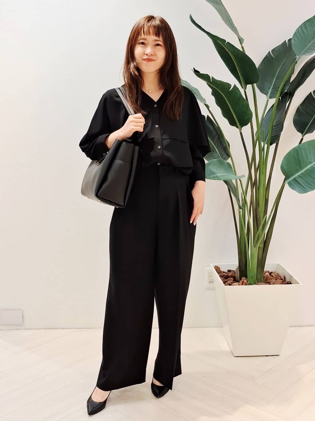 YuKaRiさんの「UNTITLED｜【羽織りとしても活躍！】ケープカラーブラウス」を使ったコーディネート