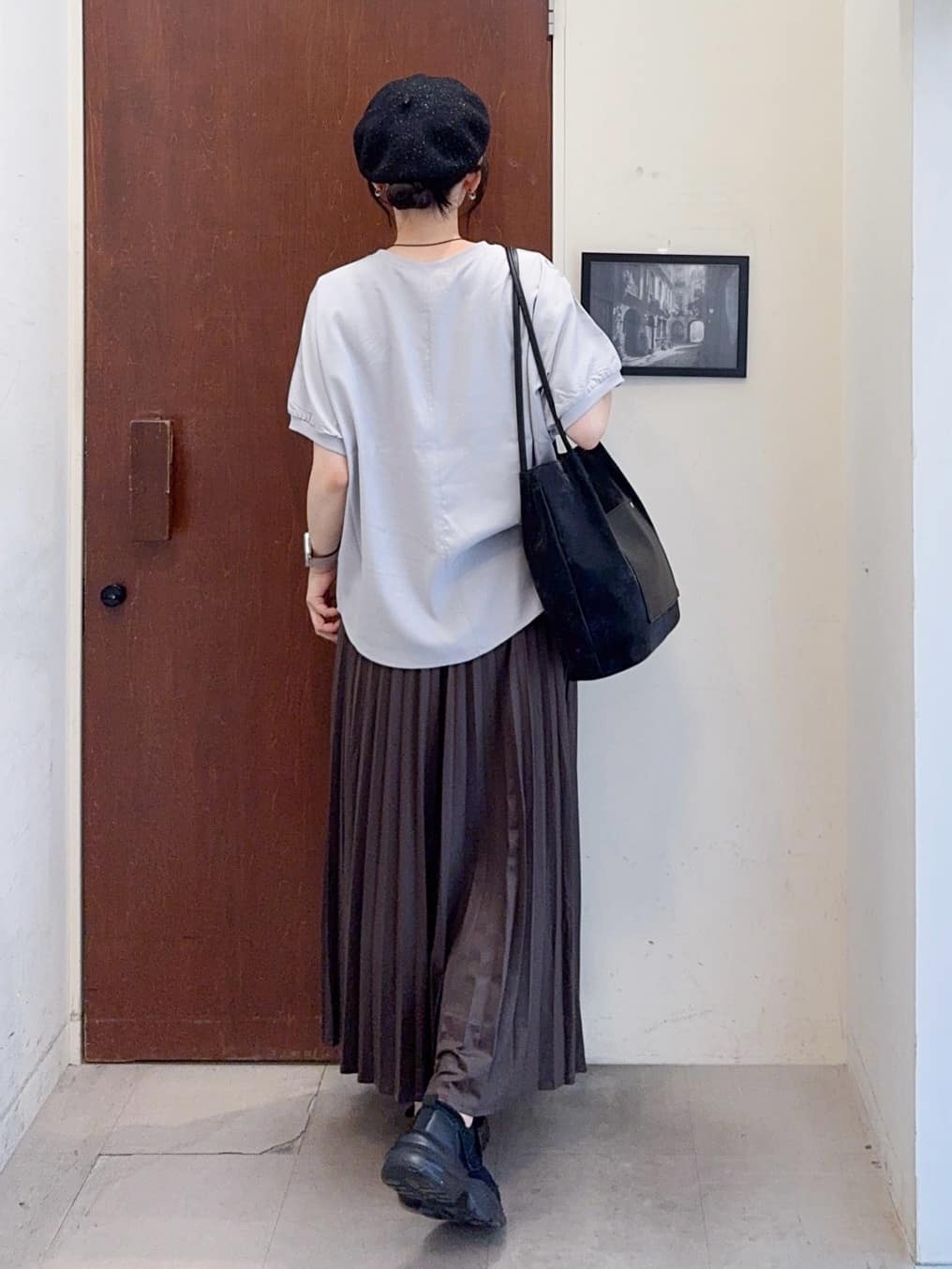 𝐇𝐢𝐫𝐨𝐦𝐢さんの「SHOO･LA･RUE｜【ひんやり/洗濯後しわになりにくい】リブ切り替えドルマンブラウス」を使ったコーディネート