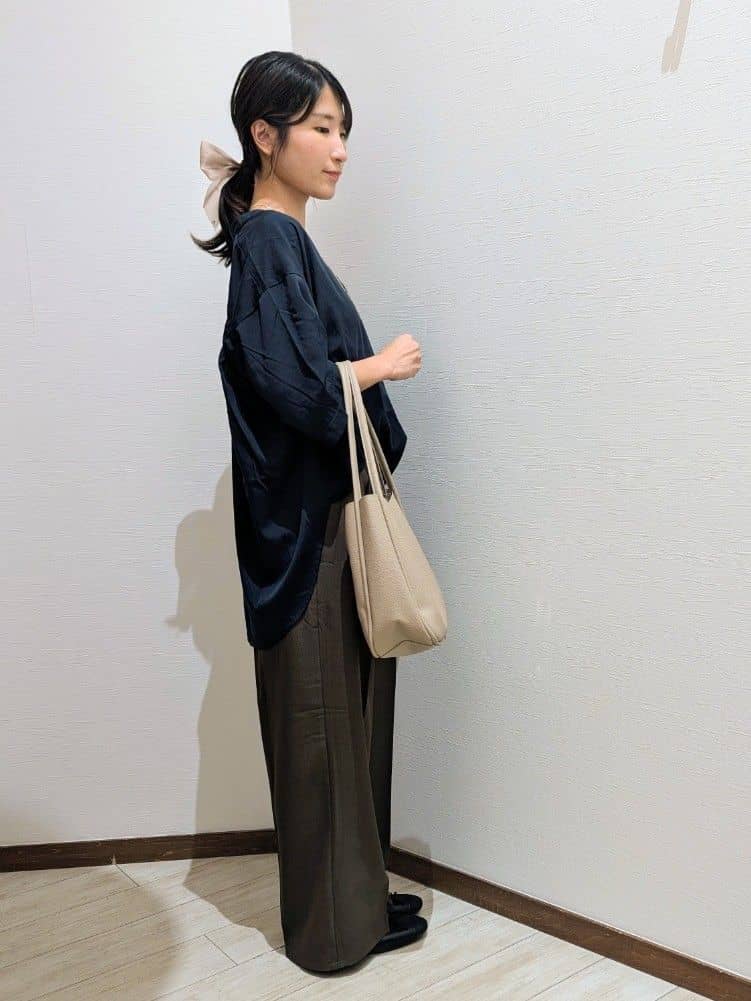 asa.さんの「SHOO･LA･RUE｜【S-LL/洗濯後しわになりにくい】バックギャザーがアクセント スッキパーブラウス」を使ったコーディネート