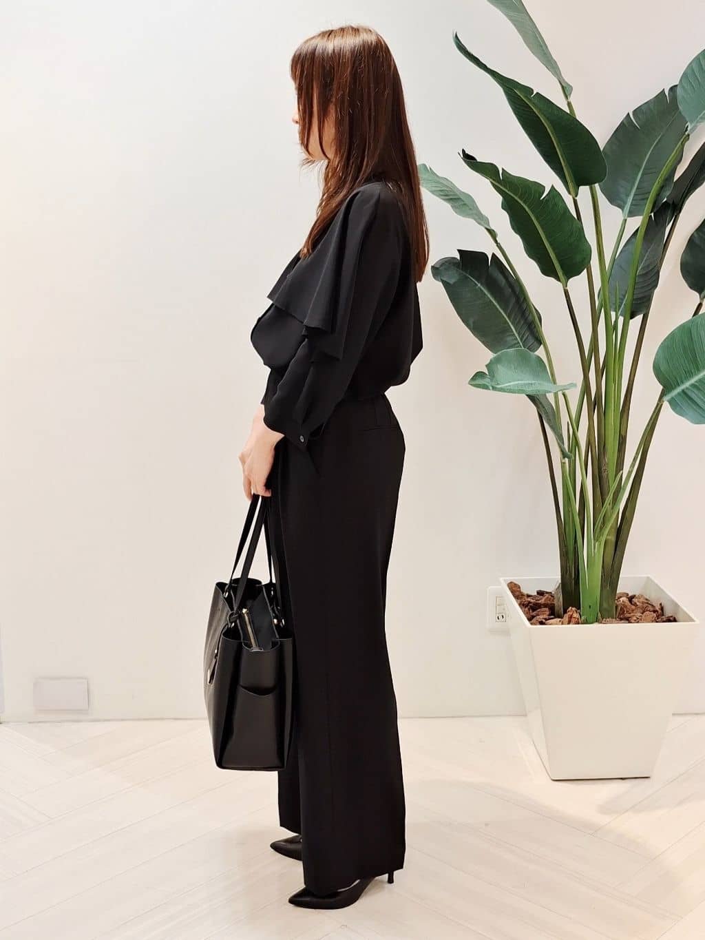 YuKaRiさんの「UNTITLED｜【羽織りとしても活躍！】ケープカラーブラウス」を使ったコーディネート