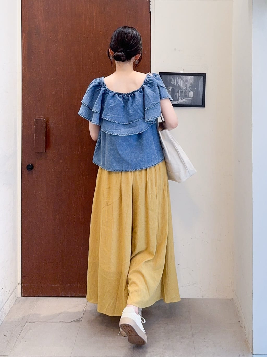 𝐇𝐢𝐫𝐨𝐦𝐢さんの「SHOO･LA･RUE｜【セットアップ可/前後2WAY/オフショル2WAY】着こなしを楽しめる デニムフリルブラウス」を使ったコーディネート