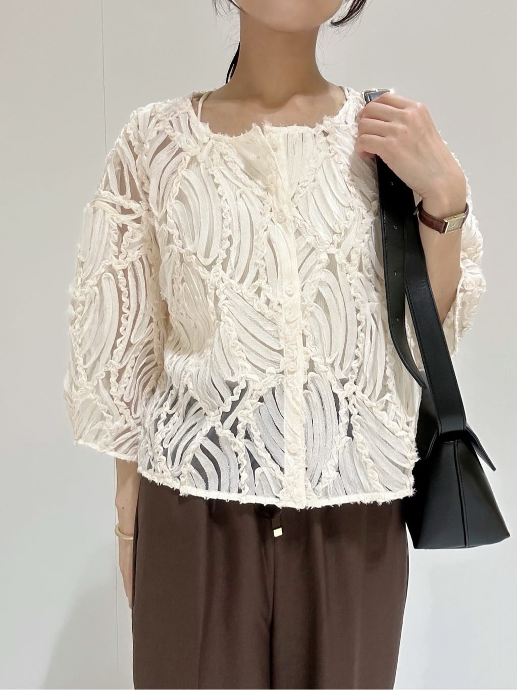makiさんの「OPAQUE.CLIP｜シアー刺繍レース前開きブラウス【洗濯機洗い可】」を使ったコーディネート