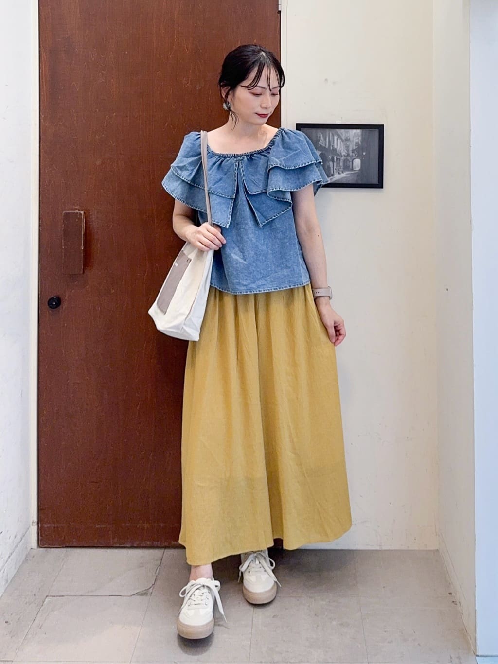 𝐇𝐢𝐫𝐨𝐦𝐢さんの「SHOO･LA･RUE｜【セットアップ可/前後2WAY/オフショル2WAY】着こなしを楽しめる デニムフリルブラウス」を使ったコーディネート