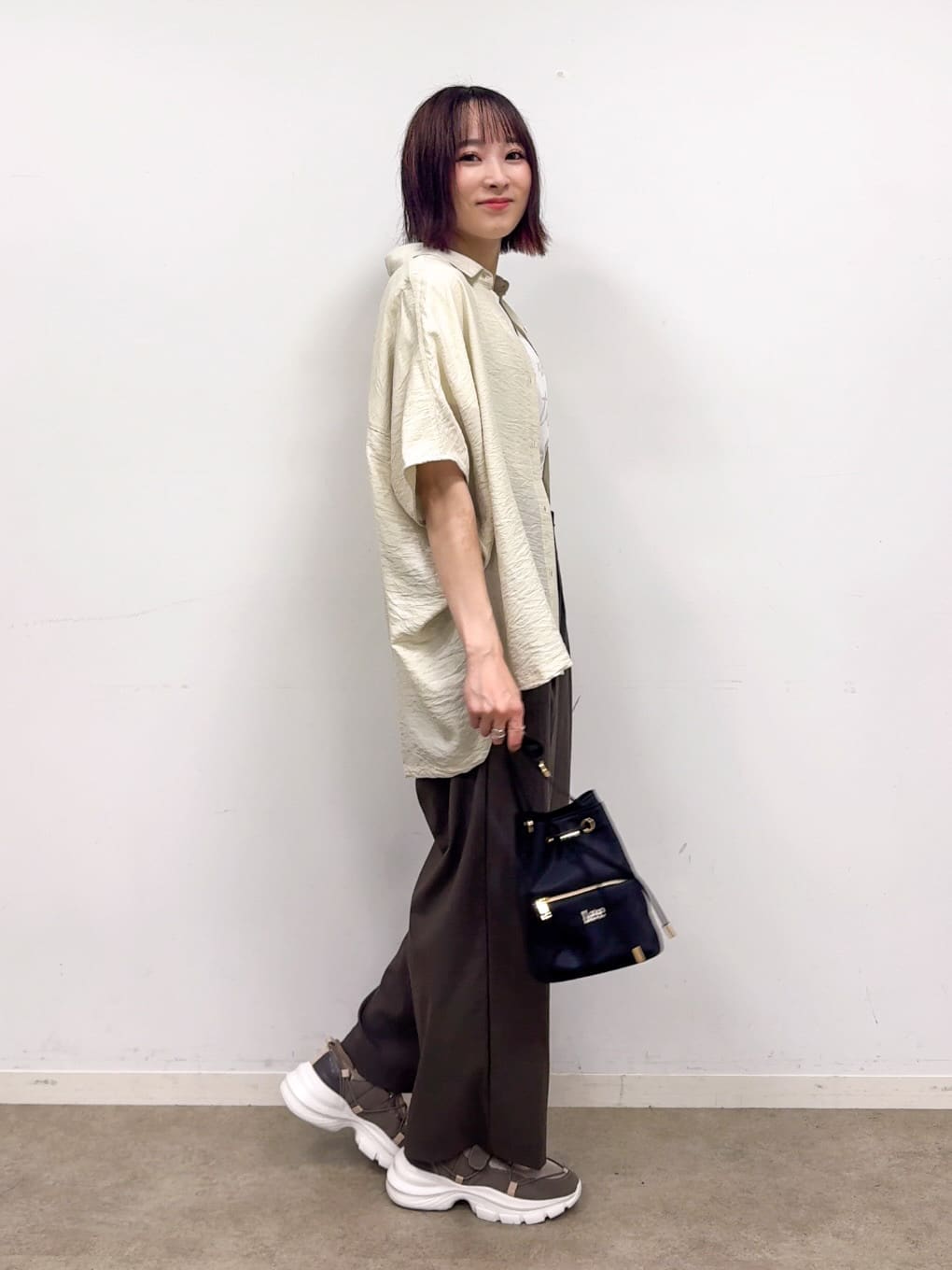𝐜𝐡𝐢𝐤𝐚さんの「SHOO･LA･RUE｜【洗える/S-LL/5分袖】1枚でも羽織としても。さらさらドレープシャツ」を使ったコーディネート
