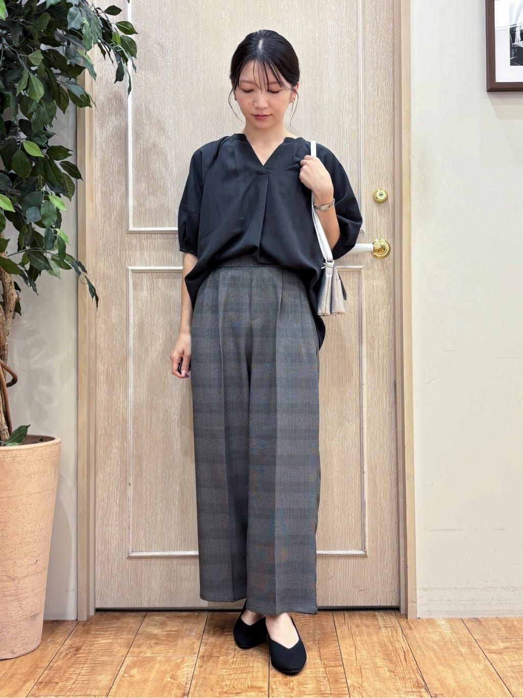 なみさんの「SHOO･LA･RUE｜【S-LL/洗濯後しわになりにくい】ランタンスリーブで女性らしく 5分袖スキッパーブラウス」を使ったコーディネート