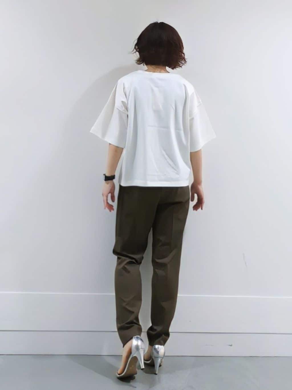 ミズタさんの「UNTITLED｜【コットン100/ゆったり/ショート丈/洗える】ベロアロゴTシャツ」を使ったコーディネート