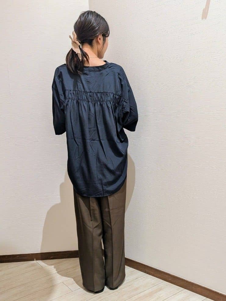 asa.さんの「SHOO･LA･RUE｜【S-LL/洗濯後しわになりにくい】バックギャザーがアクセント スッキパーブラウス」を使ったコーディネート