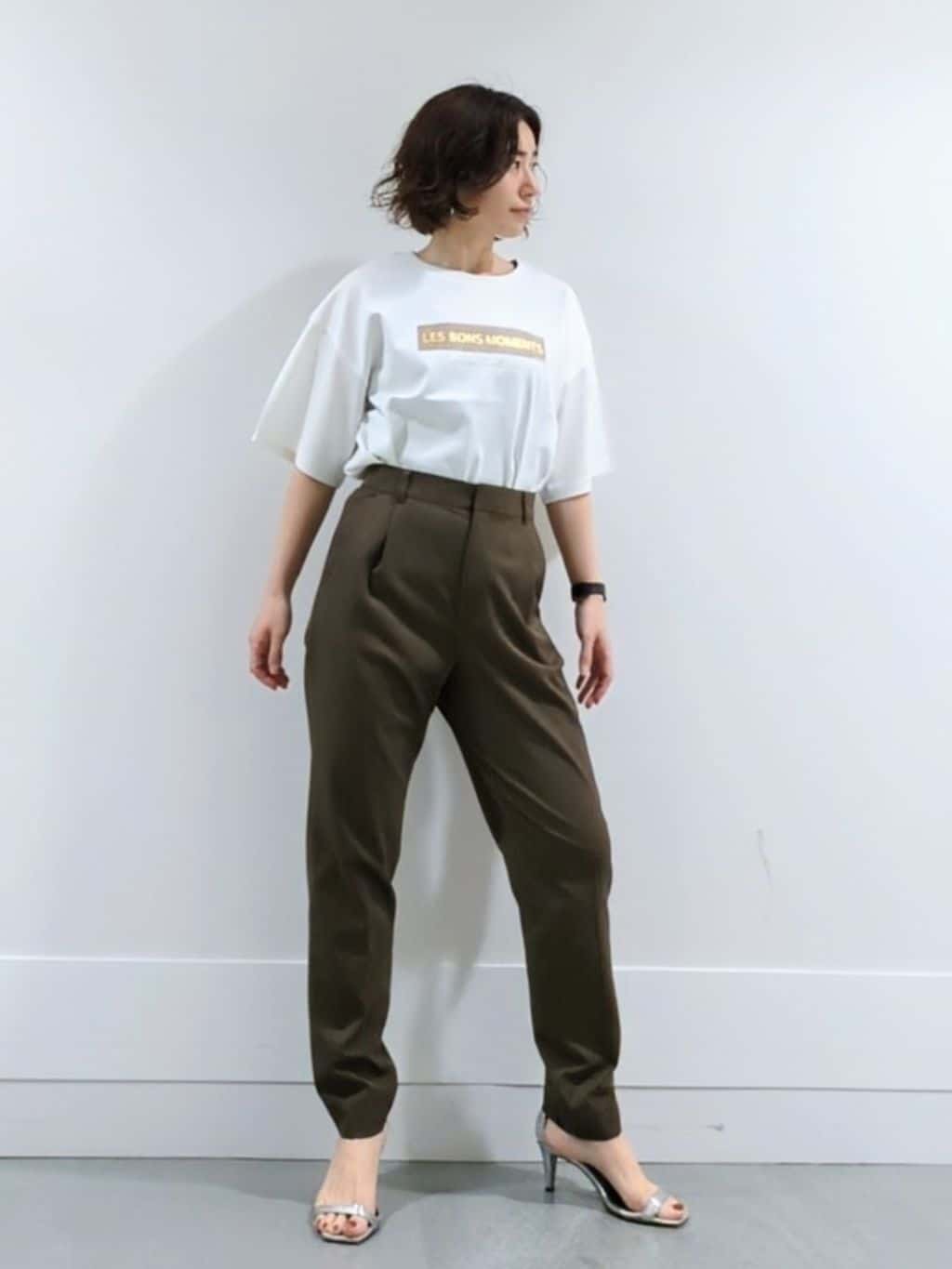 ミズタさんの「UNTITLED｜【コットン100/ゆったり/ショート丈/洗える】ベロアロゴTシャツ」を使ったコーディネート