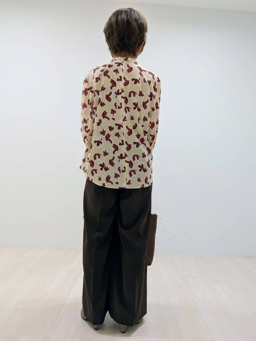 nishiさんの「Reflect｜【ジャケットのインナーにおすすめ◎】花柄タックデザインブブラウス」を使ったコーディネート