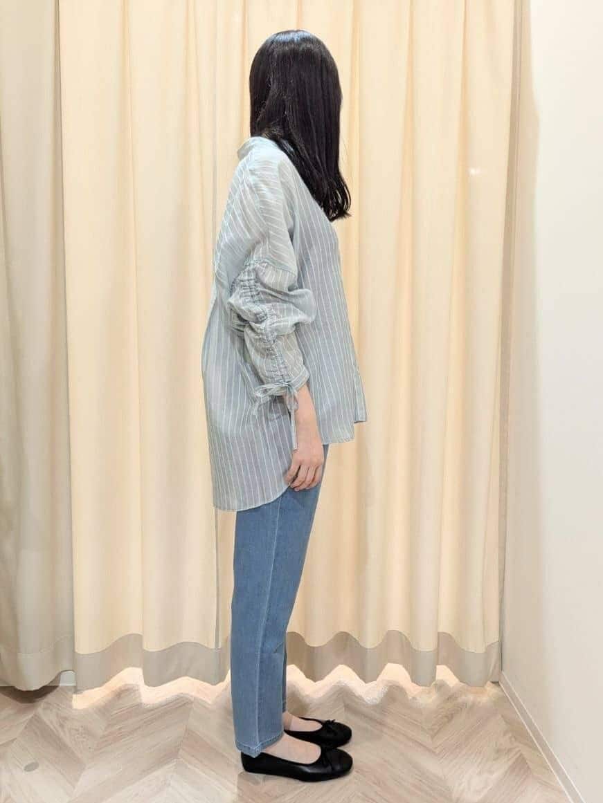 hinaさんの「SHOO･LA･RUE｜【S-LL】程よい透け感 ストライプ柄 お袖ギャザーデザインシャツ」を使ったコーディネート