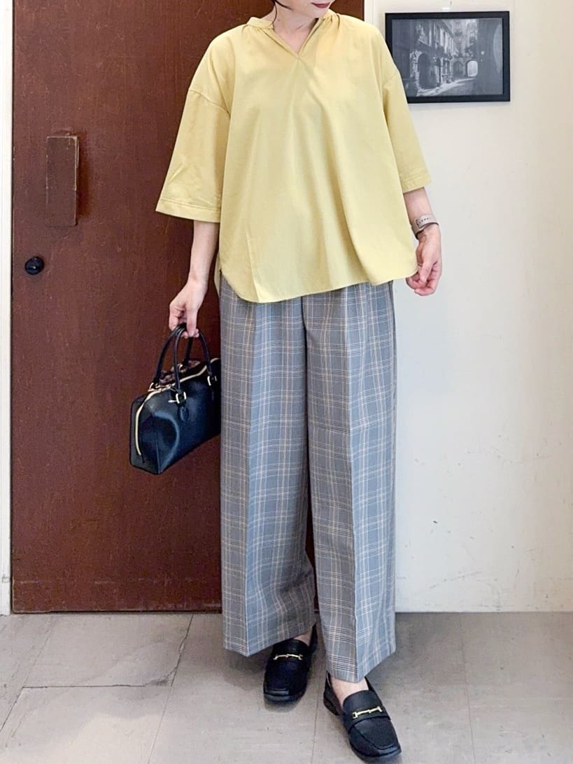𝐇𝐢𝐫𝐨𝐦𝐢さんの「SHOO･LA･RUE｜【洗濯機可/S-LL】すっきり上品きれい見え タックワイドパンツ」を使ったコーディネート