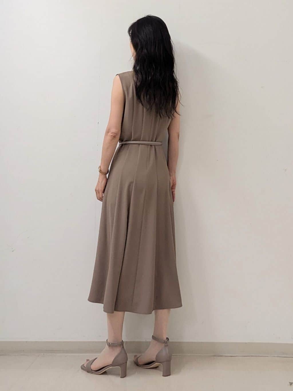 miiさんの「INDIVI｜【美シルエット】ノースリーブワンピース」を使ったコーディネート