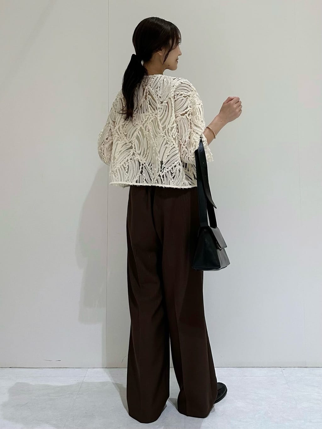 makiさんの「OPAQUE.CLIP｜シアー刺繍レース前開きブラウス【洗濯機洗い可】」を使ったコーディネート