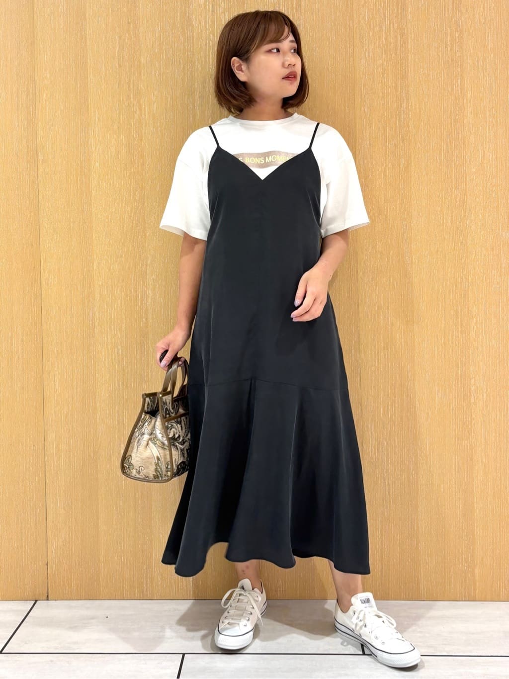 mikaさんの「UNTITLED｜【コットン100/ゆったり/ショート丈/洗える】ベロアロゴTシャツ」を使ったコーディネート
