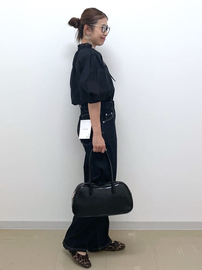 Akiさんの「OPAQUE.CLIP｜シアーフリルネックブラウス【洗濯機洗い可】」を使ったコーディネート