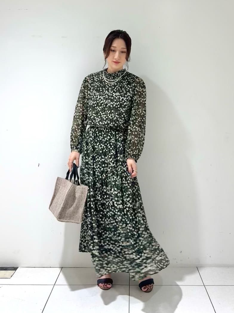 そんさんの「INDIVI｜【秋映え柄/セットアップ可能】フラワーシフォンブラウス」を使ったコーディネート