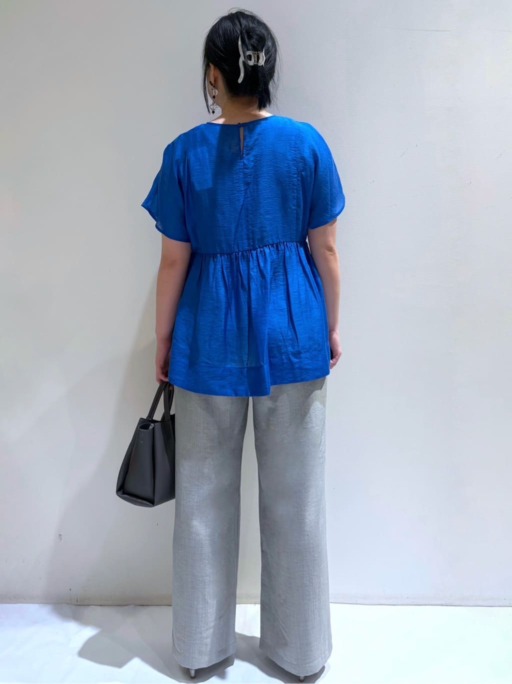 momoさんの「OPAQUE.CLIP｜麻混シアーペプラムブラウス【洗濯機洗い可】」を使ったコーディネート