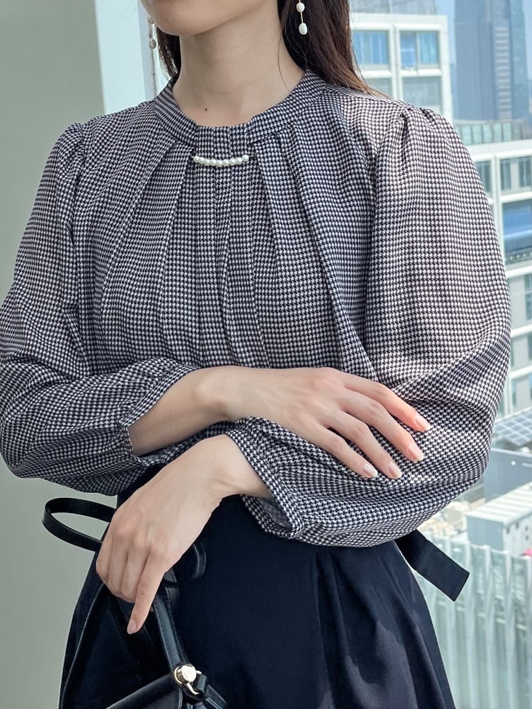 はばさんの「Couture brooch｜【大人可愛い・パール取り外し・通勤】・タックタイチェック柄ブラウス」を使ったコーディネート