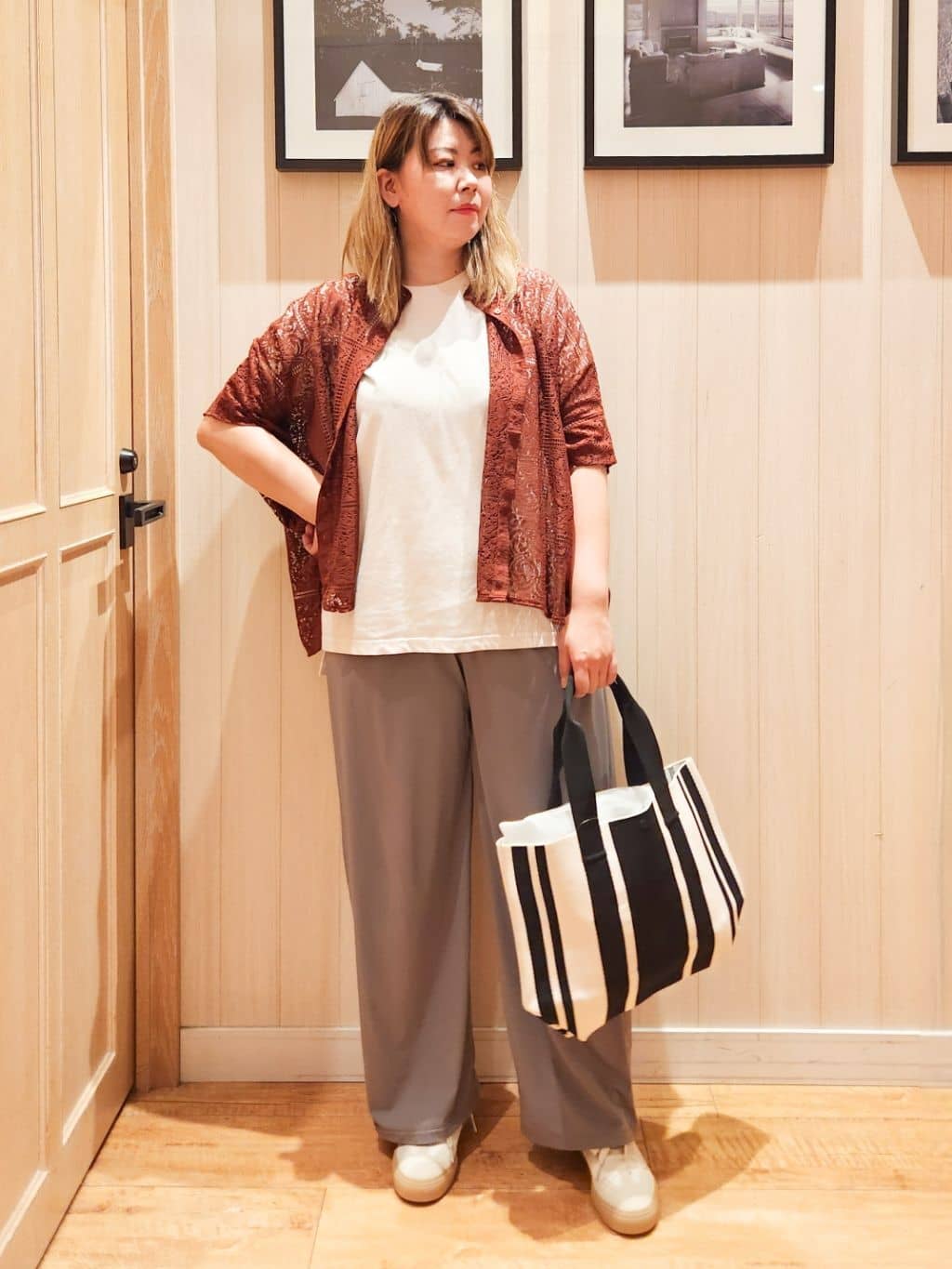 れーやんさんの「SHOO･LA･RUE｜大人レトロスタイルに レースポンチョシャツ」を使ったコーディネート