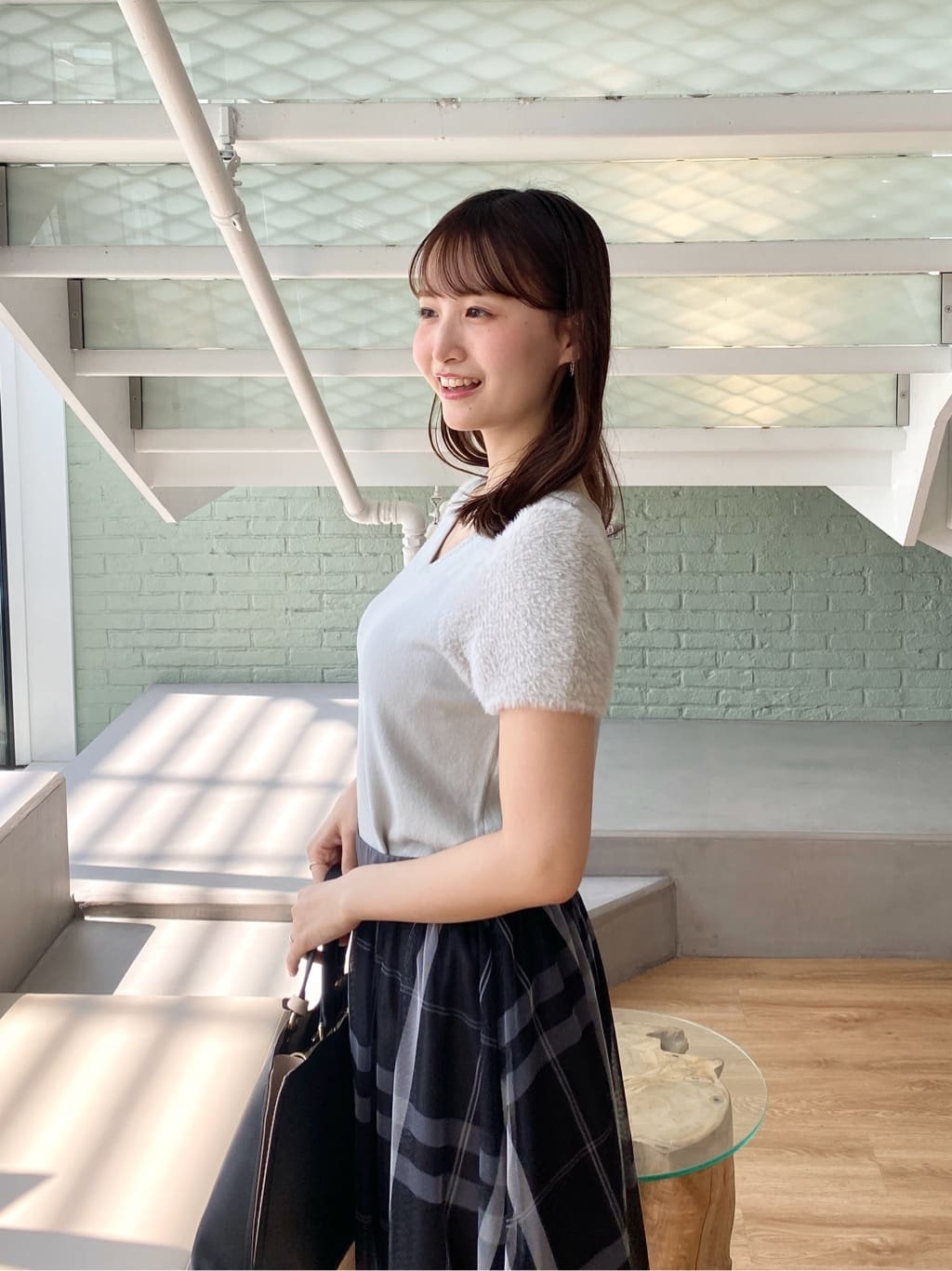 みさかさんの「index｜《6色展開》フェザーパフスリーブVネックニット【洗濯機洗い可】」を使ったコーディネート